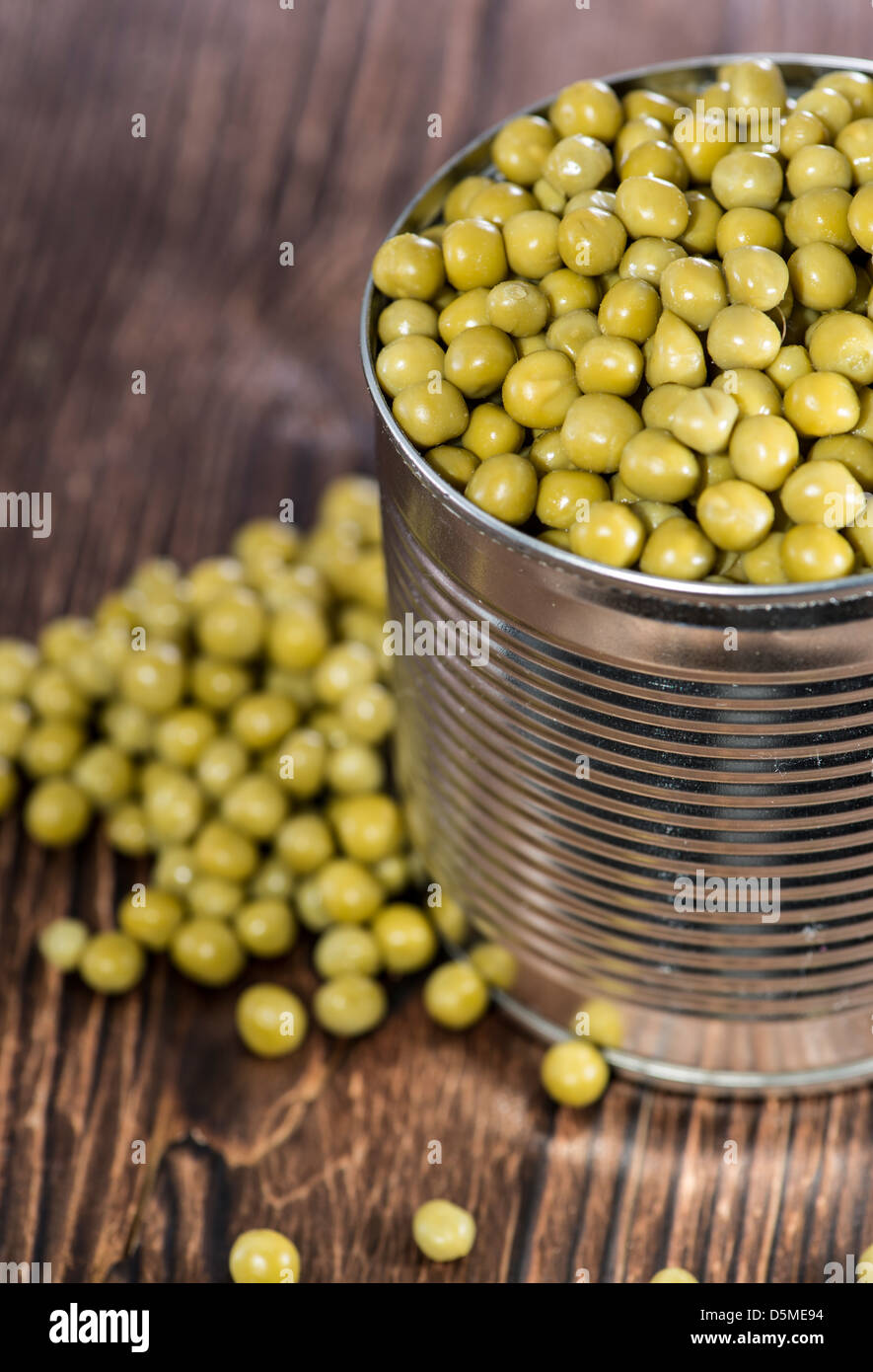 Petits pois sur fond de bois vintage Banque D'Images