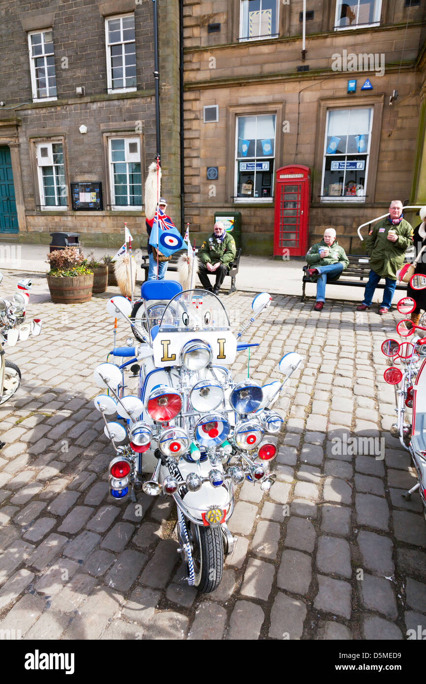Scooters Lambretta sans rouler polies avec de nombreux miroirs et lumières en Skipton, Yorkshire Angleterre mods sat en attente Banque D'Images