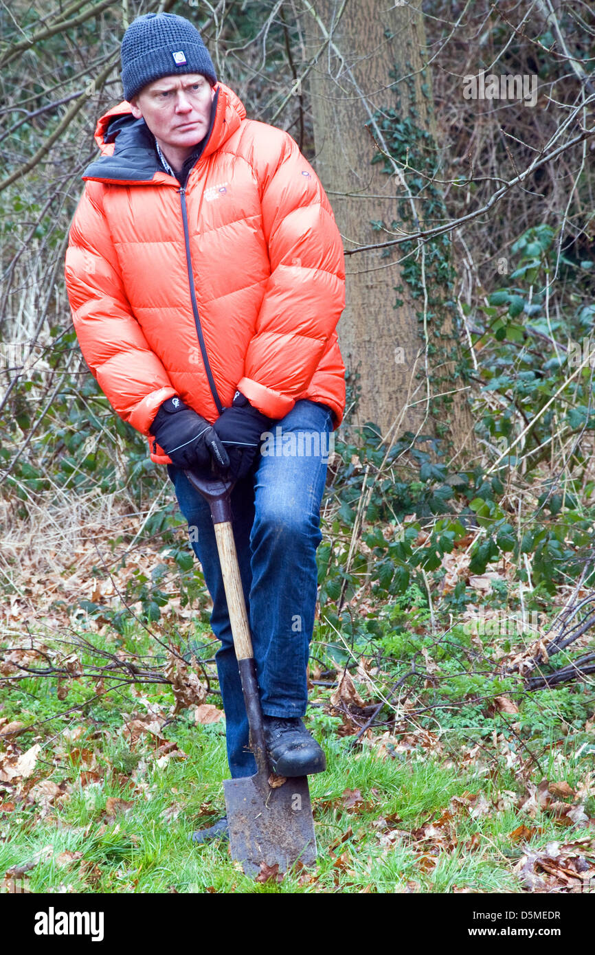 Maidstone, Kent, UK. Le 4 avril 2013. Le jeudi 4 avril 2013 journaliste Countryfile Tom Heap visites Mote Park, Maidstone, Kent dans le cadre de l'enquête sur les programmes les effets des pesticides et la diminution de la population d'abeilles dans notre pays. Bien qu'il qu'il a contribué à semer des graines de fleurs pour encourager les abeilles dans l'avenir, et elle a également contribué à la plantation d'arbres et arbustes. Credit : Howard Marsh / Alamy Live News Banque D'Images