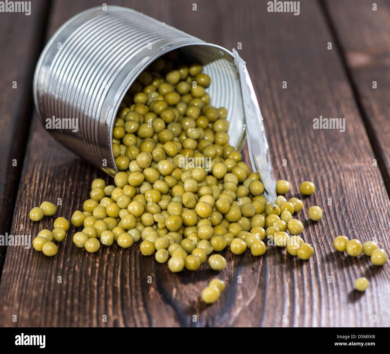 Petits pois sur fond de bois vintage Banque D'Images