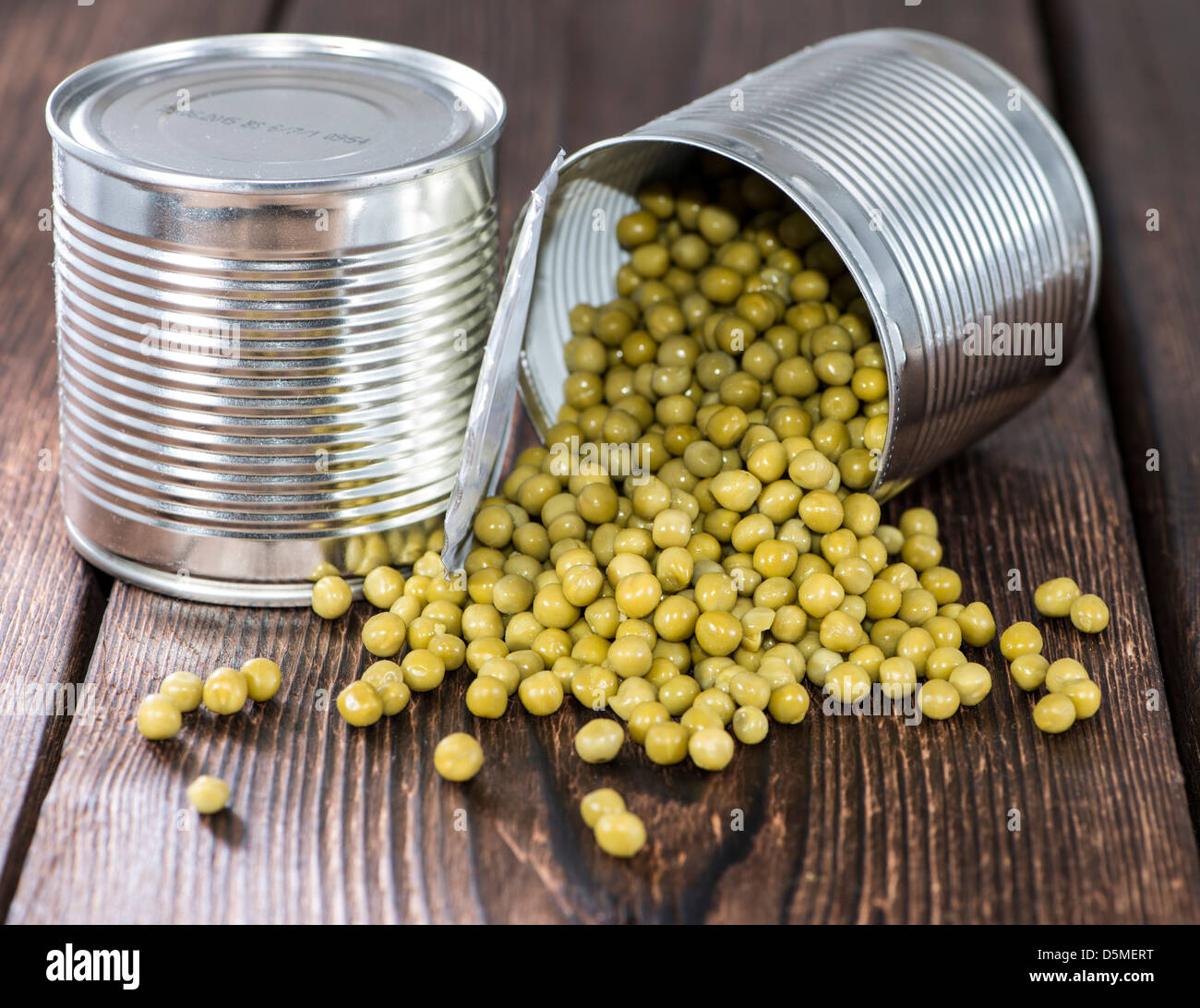 Pois dans une pouvez sur fond de bois vintage Banque D'Images