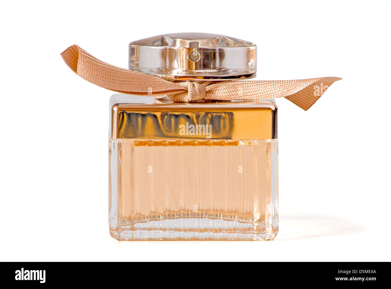 Flacon de parfum sur un fond blanc. Chemin de détourage y compris Banque D'Images