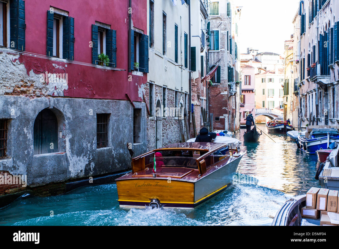Taxi bateau sur un canal secondaire. Venise, Province de Venise, Italie. Banque D'Images
