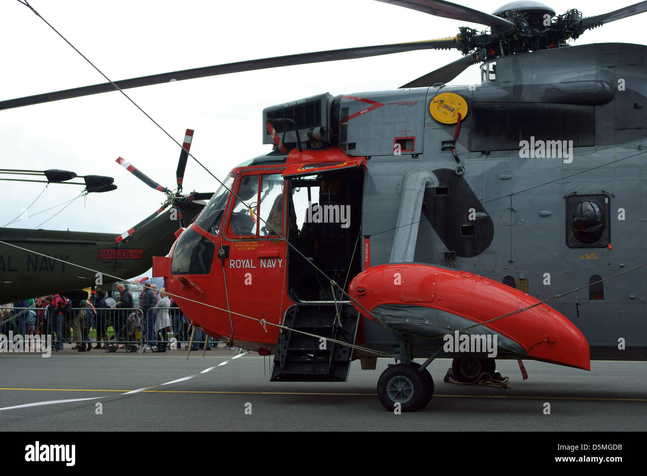 Sea King de la marine royale hélicoptère gris rouge porte ouverte Banque D'Images