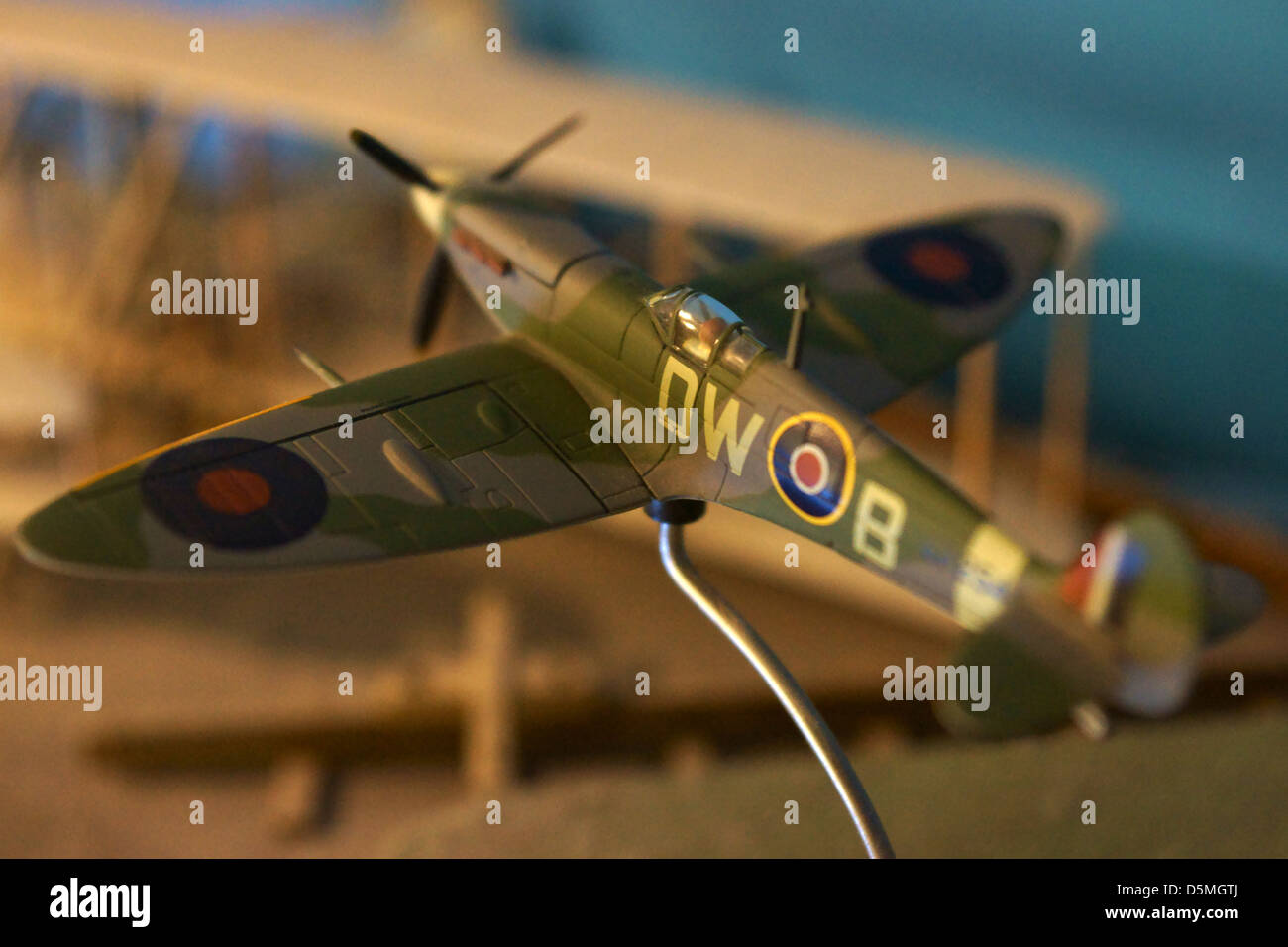 World War 2 ww2 modèle spitfire avion volant bleu Banque D'Images