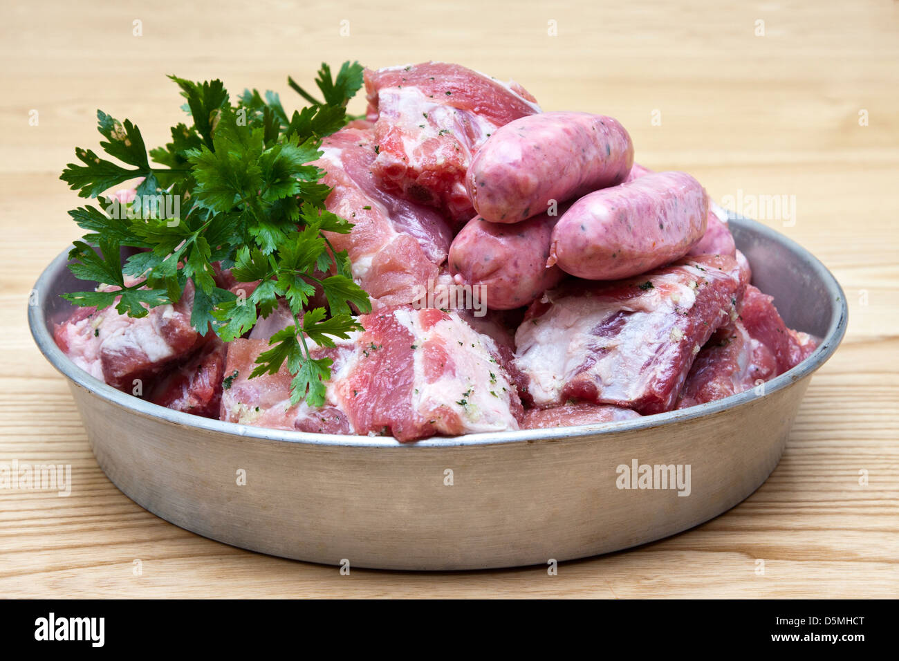 Le bac de viande rouge pour le barbecue Banque D'Images