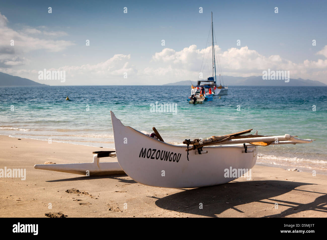 Madagascar, Nosy Be, Nosy Tanikely, Réserve Marine plage principale, pirogues à balancier avec bateau Banque D'Images