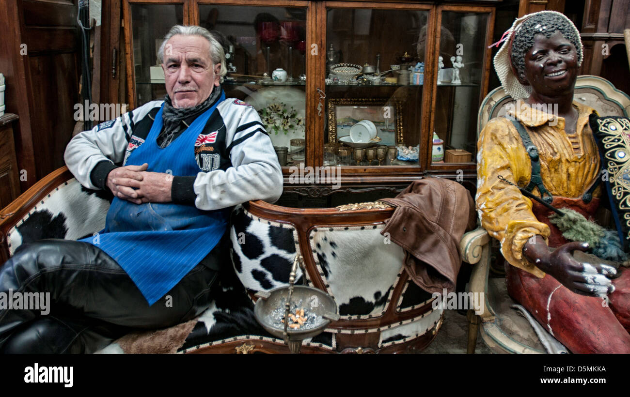 Un ancien courtier de marchandises dans son magasin de Naples (Italie) Banque D'Images