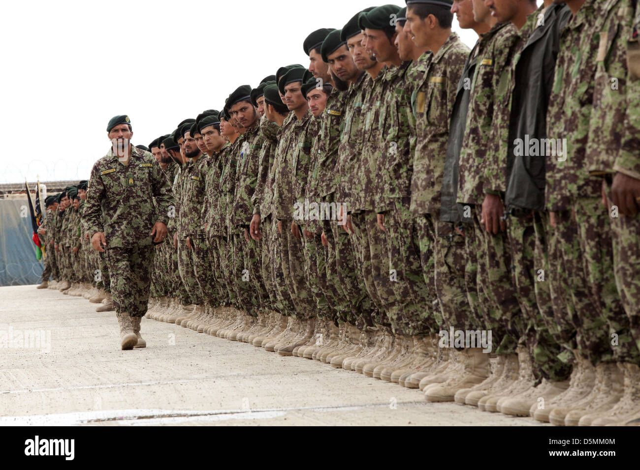 Les soldats de l'Armée nation afghane au cours de l'obtention du diplôme de base de cours warrior le 28 mars 2013 au Camp Shorabak, province de Helmand, Afghanistan, le 28 mars 2013. Banque D'Images