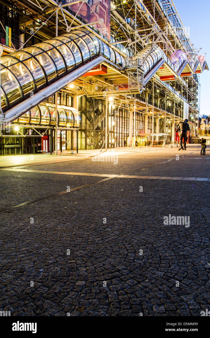 Centre Georges Pompidou (Centre Georges Pompidou) le soir. Banque D'Images