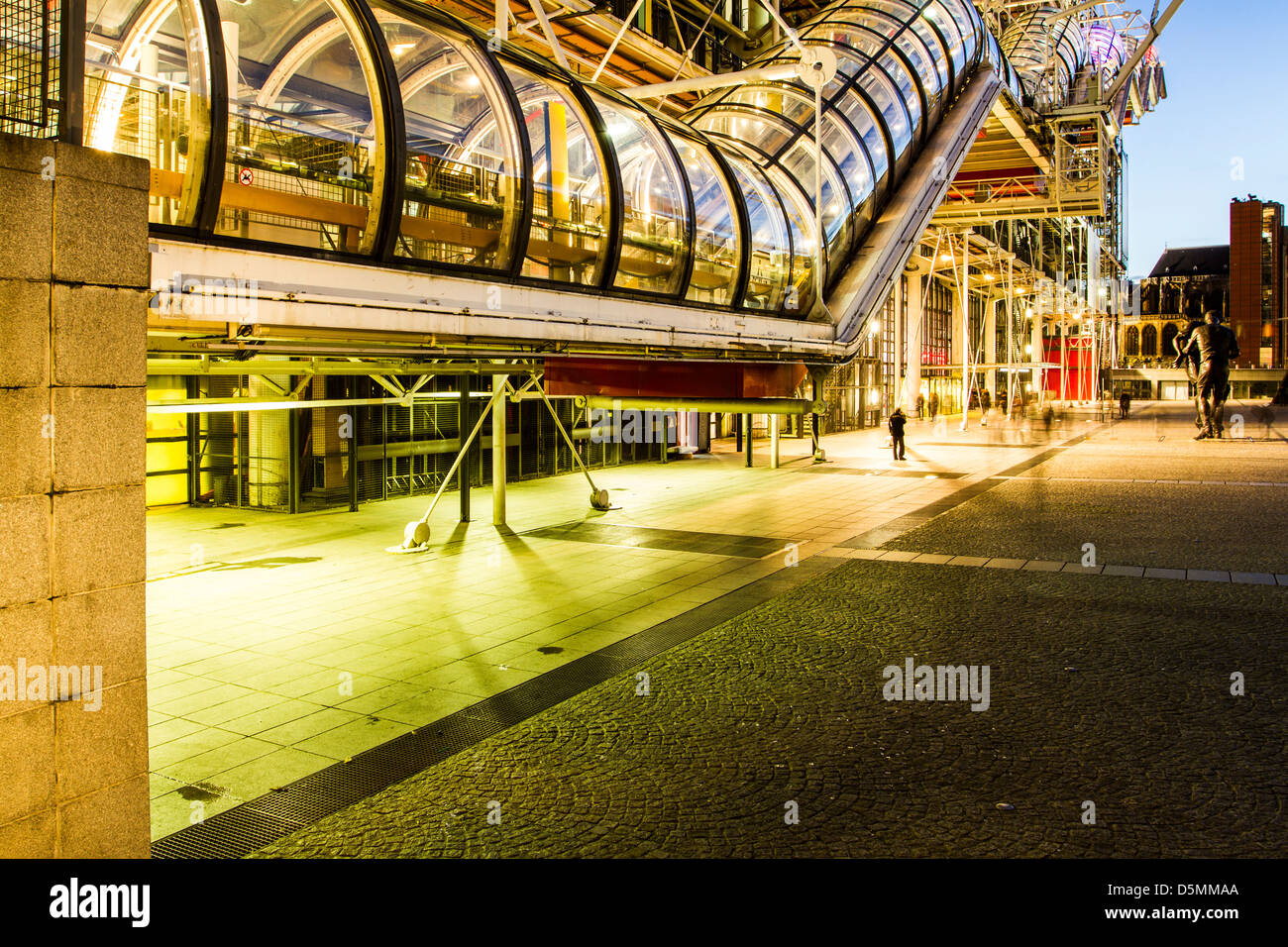 Centre Georges Pompidou (Centre Georges Pompidou) le soir. Banque D'Images