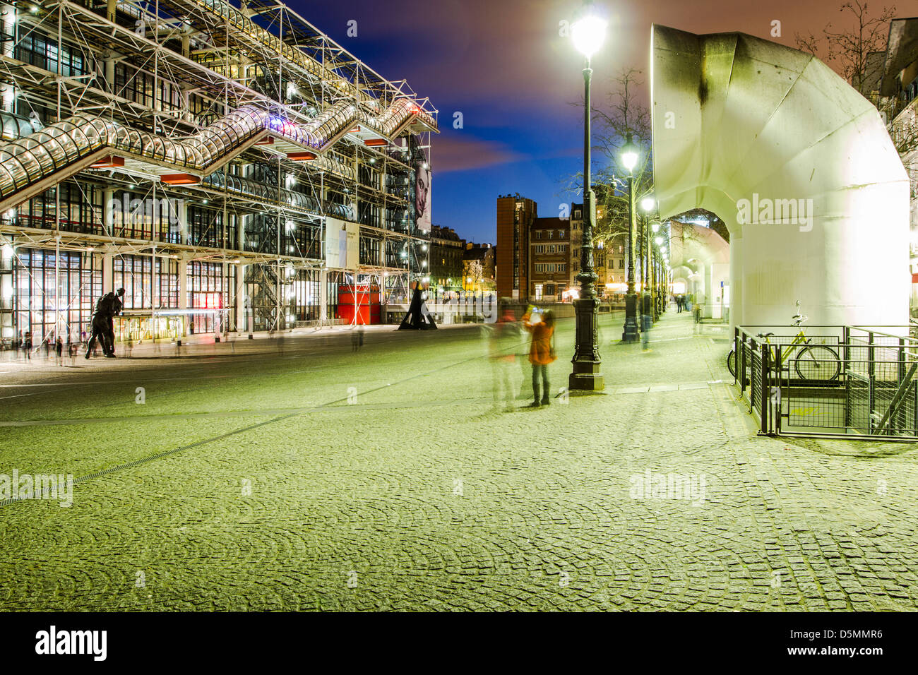 Centre Georges Pompidou (Centre Georges Pompidou) le soir. Banque D'Images