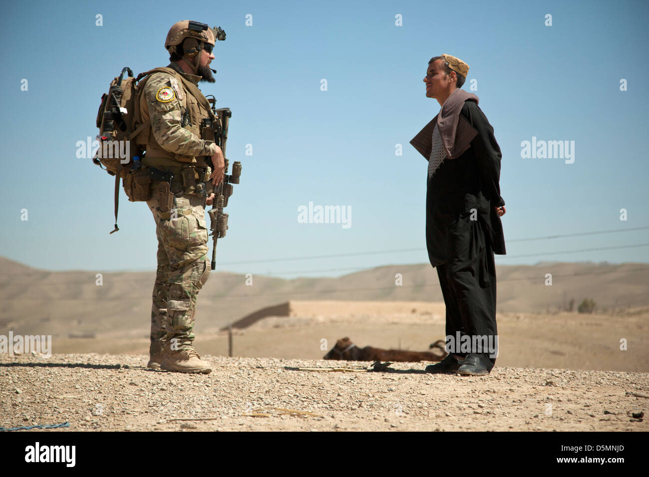 Un soldat des Forces spéciales US parle d'un Afghan homme à un nouveau poste de contrôle 3 avril 2013 dans le district de Spin Boldak, province de Kandahar, Afghanistan. Banque D'Images