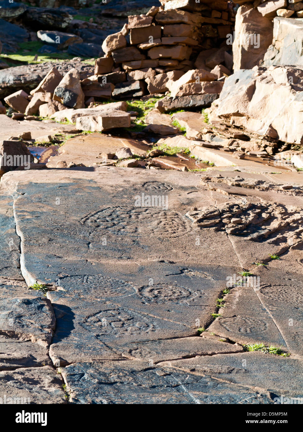 Sculptures rupestres préhistoriques à Oukaimeden station de ski dans les montagnes du Haut Atlas au Maroc Banque D'Images