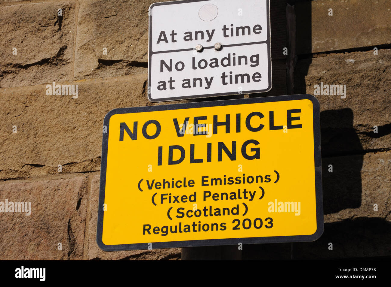 Panneau sur le mur des émissions du véhicule 2003 en Écosse, au Royaume-Uni. Banque D'Images