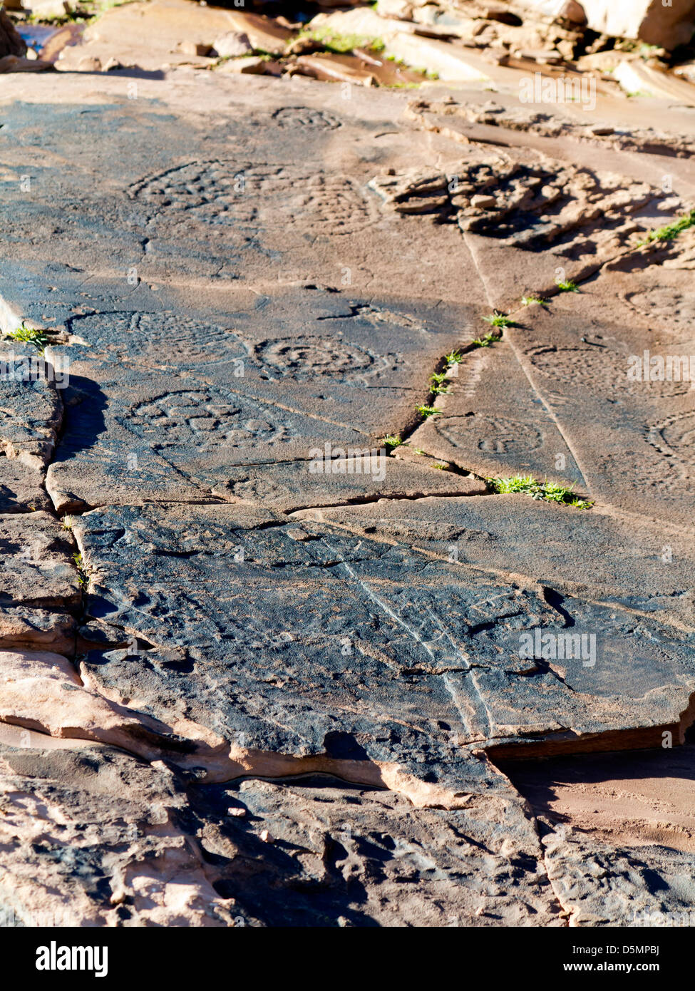 Sculptures rupestres préhistoriques à Oukaimeden station de ski dans les montagnes du Haut Atlas au Maroc Banque D'Images