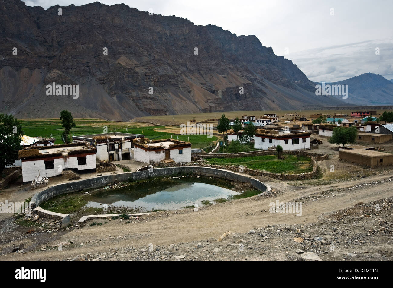 Village de montagne Himalaya avec lake Banque D'Images