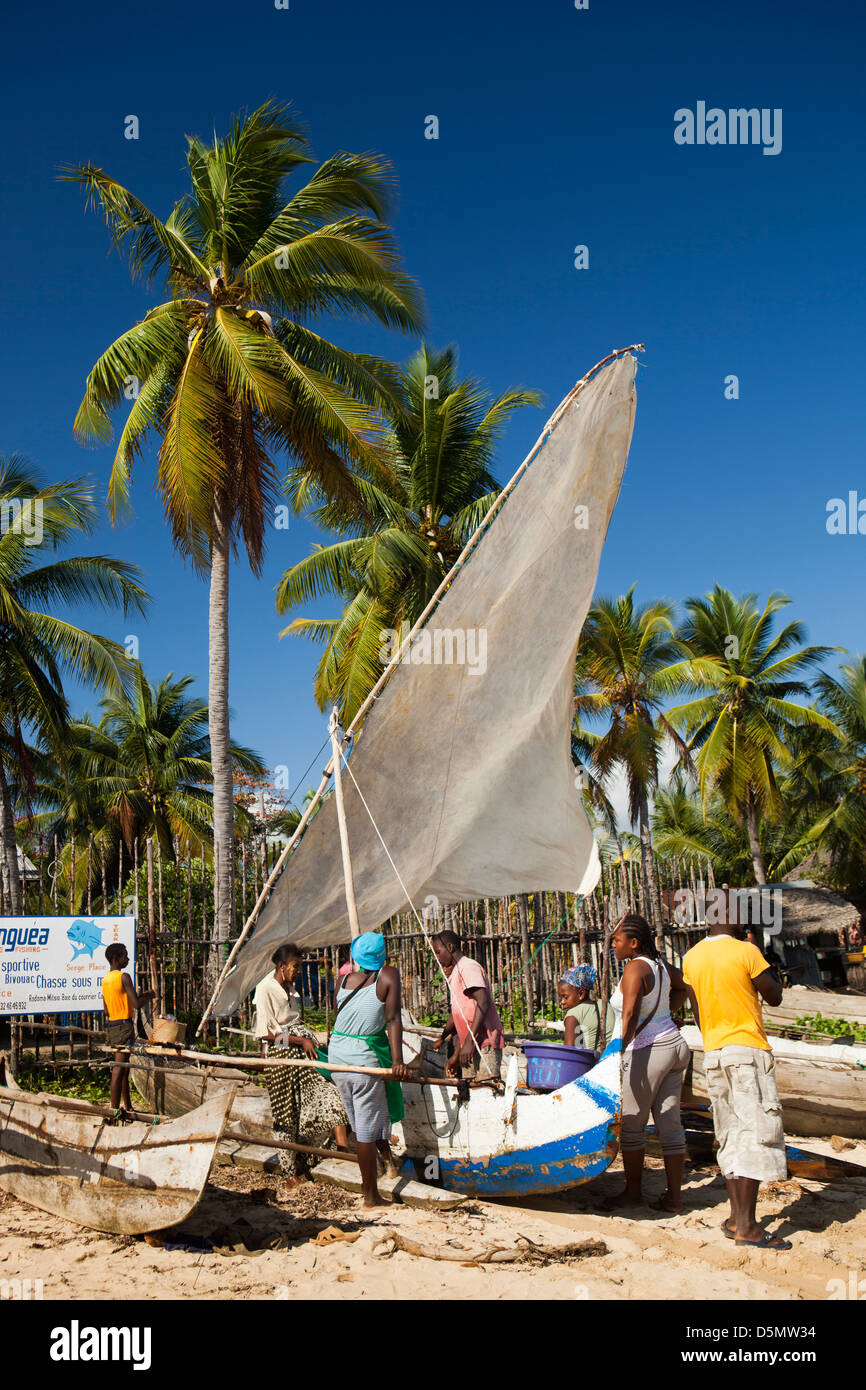Madagascar, Nosy Be, Ambatoloaka, pêcheur bateau faisant glisser jusqu'beach Banque D'Images