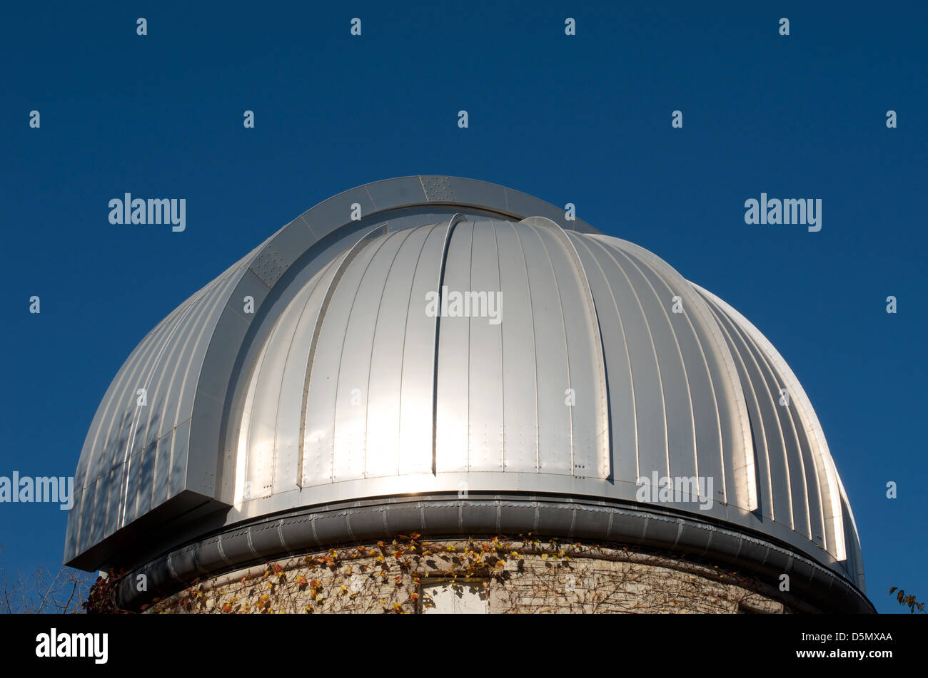 Dôme de télescope de l'observatoire du logement. Banque D'Images