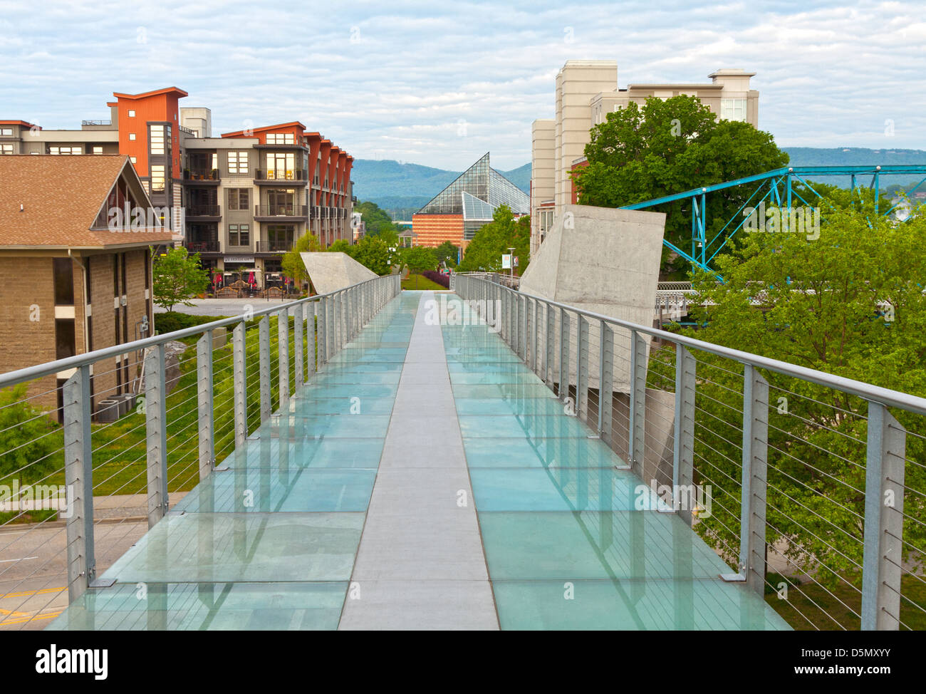 Recherche à travers le pont en verre au centre-ville de Chattanooga, Tennessee Banque D'Images