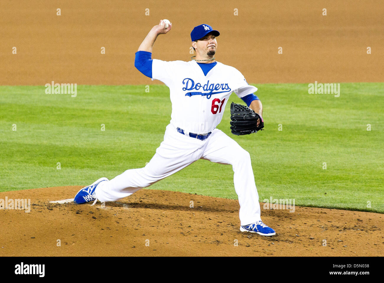 03.04.2013. Los Angeles, Californie, USA. Le lanceur partant des Dodgers de Los Angeles, Josh Beckett (61) emplacements au cours de la Major League Baseball match entre les Dodgers de Los Angeles et les Giants de San Francisco au Dodger Stadium à Los Angeles, CA. Les Géants défait les Dodgers 5-3. Banque D'Images