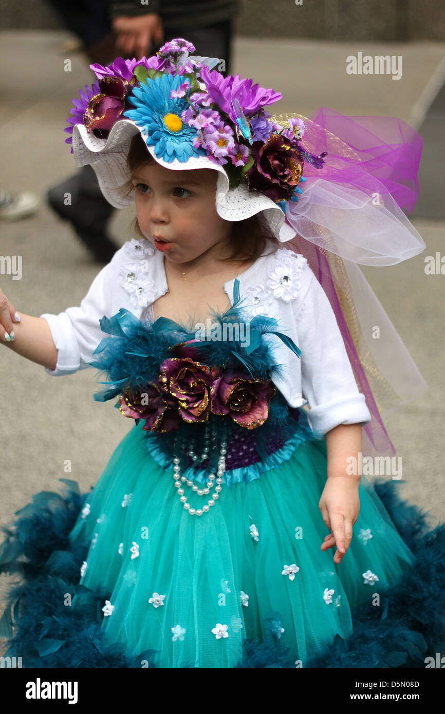 Une petite fille habillé pour New York City's Easter Parade Banque D'Images