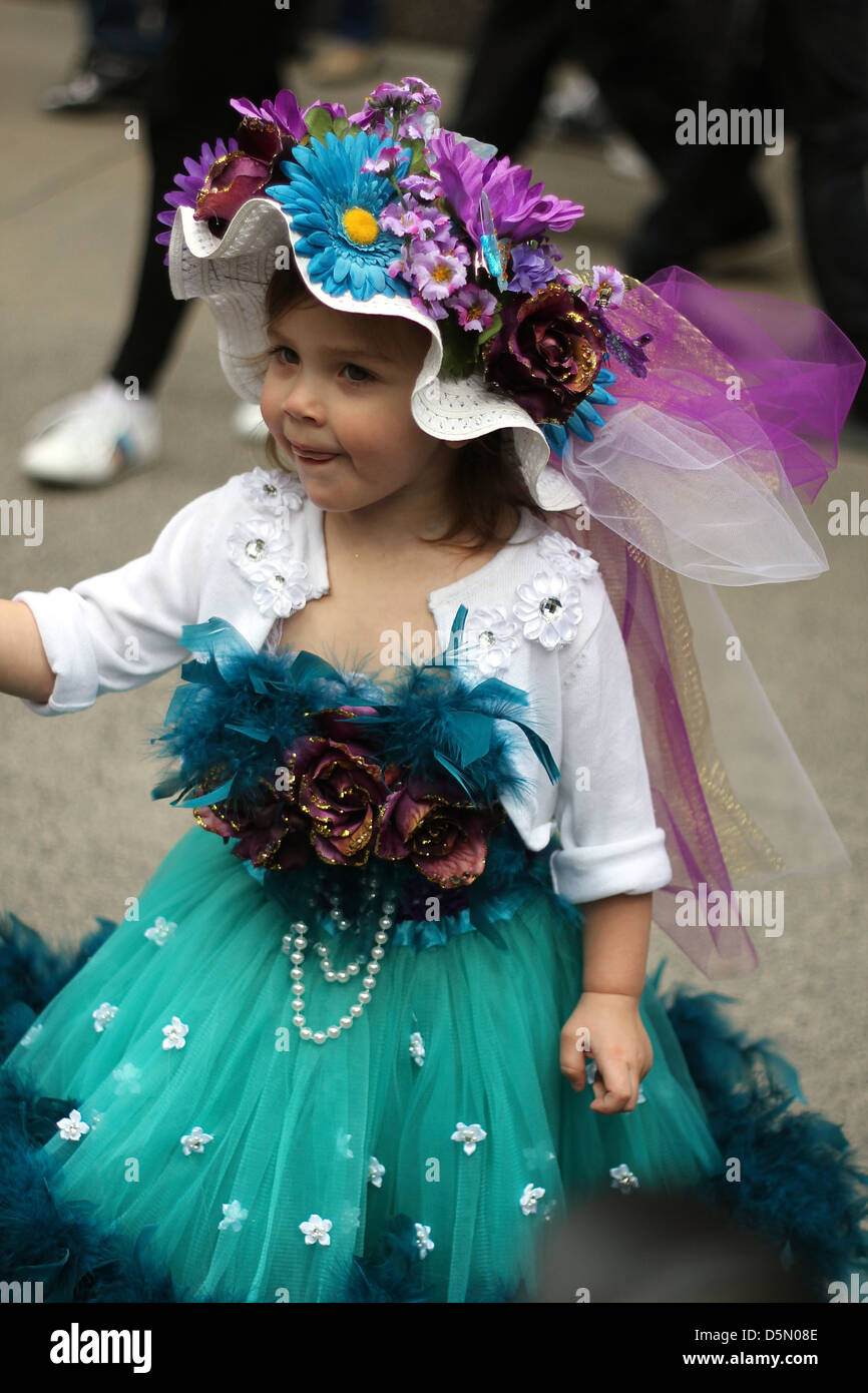 Une petite fille habillé pour New York City's Easter Parade Banque D'Images