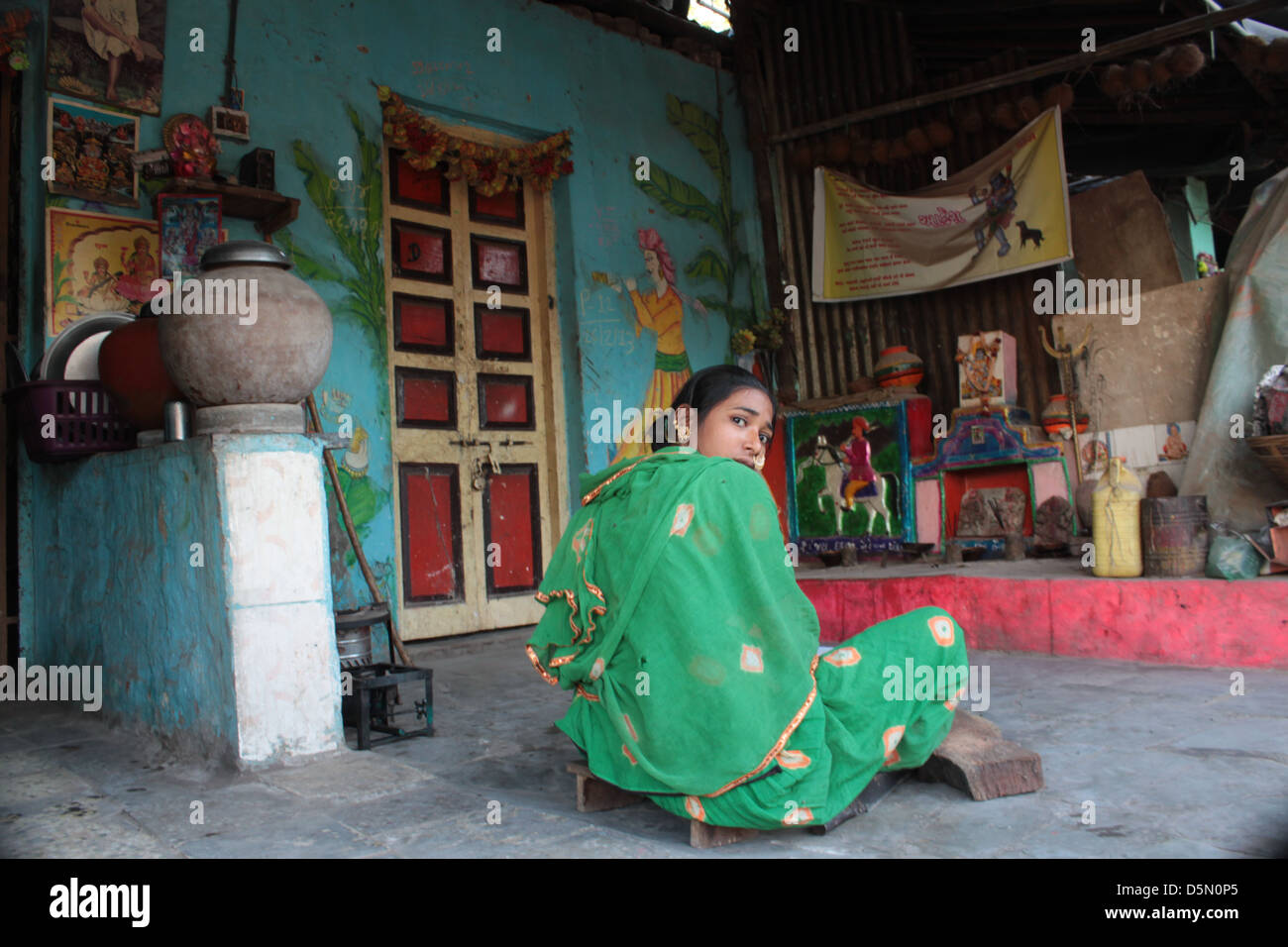 Une femme de peeps la cour de sa maison dans la Gulbai Tekra localité d'artisans, idole des décideurs, Ahmedabad, Gujarat, Inde. Banque D'Images