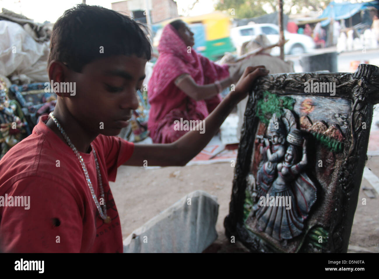 Une famille indienne travaille sur l'achèvement des idoles hindoues dans le Gulbai Tekra localité d'Ahmedabad, Gujarat, Inde. Banque D'Images