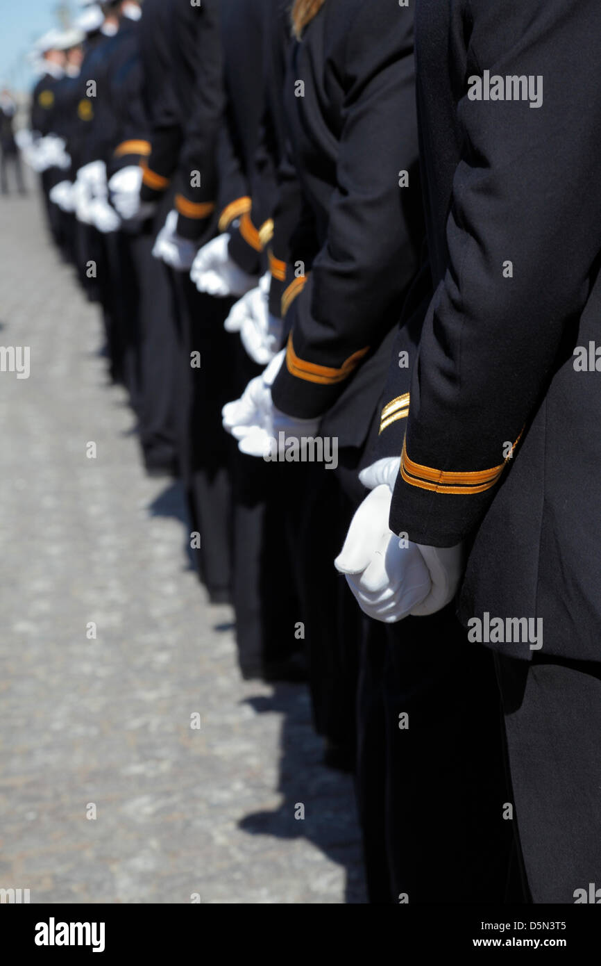 Copenhague, Danemark. 4e avril 2013. Les cadets de la marine de la Royal Danish Naval Academy, les mains derrière le dos, à l'indicateur 'officielle' à bord parade devant les deux navires d'entraînement naval, et Ertholm Alholm, sur le quai du Amaliehaven dans le port de Copenhague. Credit : Niels Quist / Alamy Live News Banque D'Images