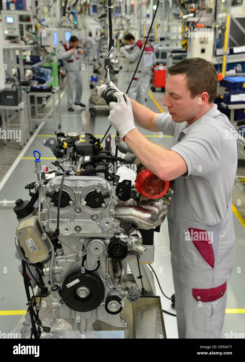 Sylvio Mueller assemble un moteur essence à l'usine de moteurs de la société MDC Power dans Koelleda, Allemagne, 05 avril 2013. Le même jour, la production de l'AMG 2,0 litres à quatre cylindres turbo moteur a démarré à l'usine, où, selon la tradition Mercedes, un mécanicien rassemble un ensemble de moteur. Photo : MARTIN SCHUTT Banque D'Images