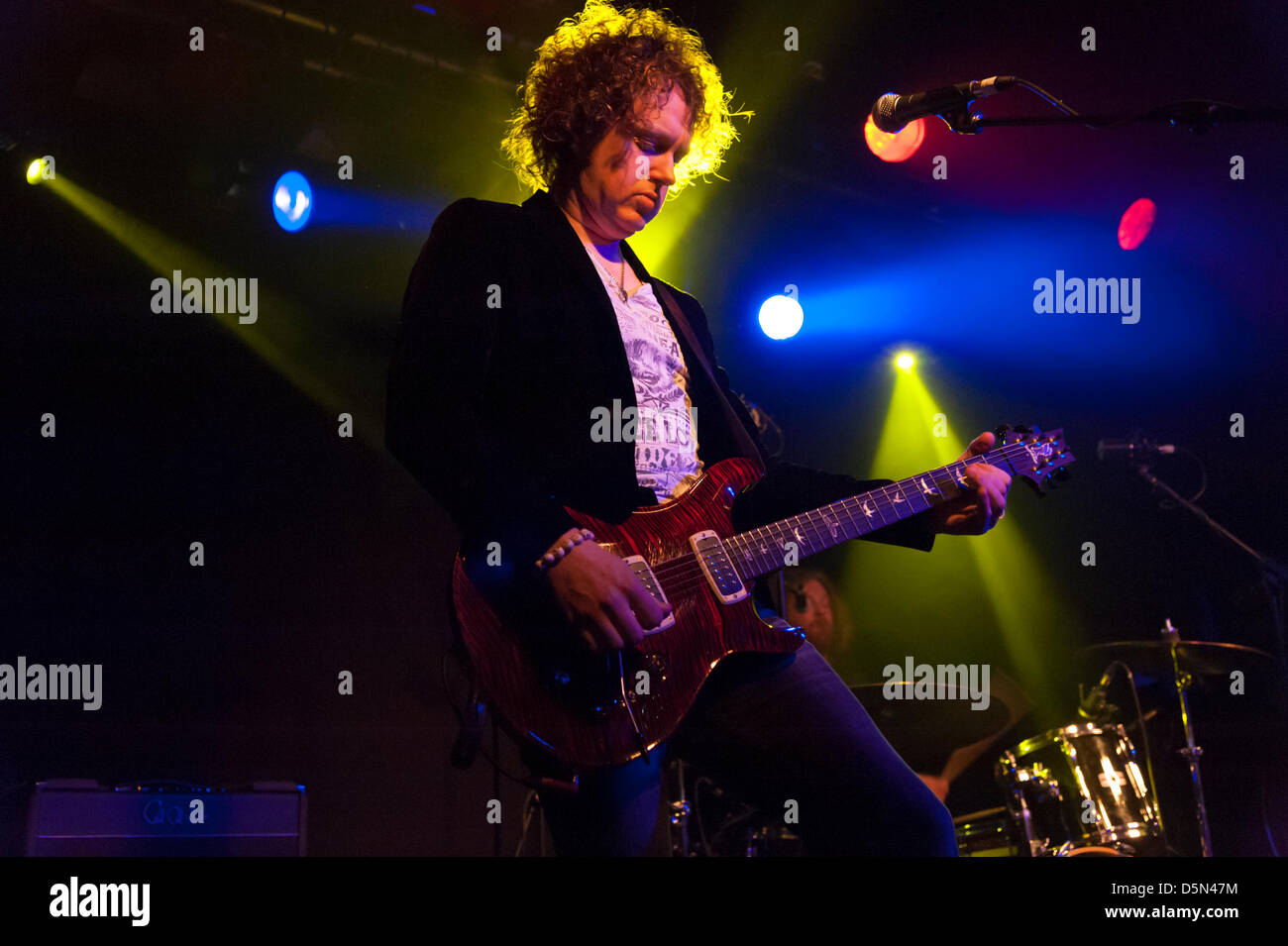 Londres, Royaume-Uni. Le 4 avril 2013. Grand guitariste de blues/rock Simon McBride sur scène au garage, London Le 4 avril 2013. Simon et son groupe sont en cours d'une tournée couvrant le Royaume-Uni et en Europe pour promouvoir son dernier album, Crossing the Line. Simon joue Paul Reed Smith guitars et amplificateurs et est l'un des principaux guitaristes de blues et de rock au Royaume-Uni à l'heure actuelle. Credit : Julian Eales /Alamy Live News Banque D'Images