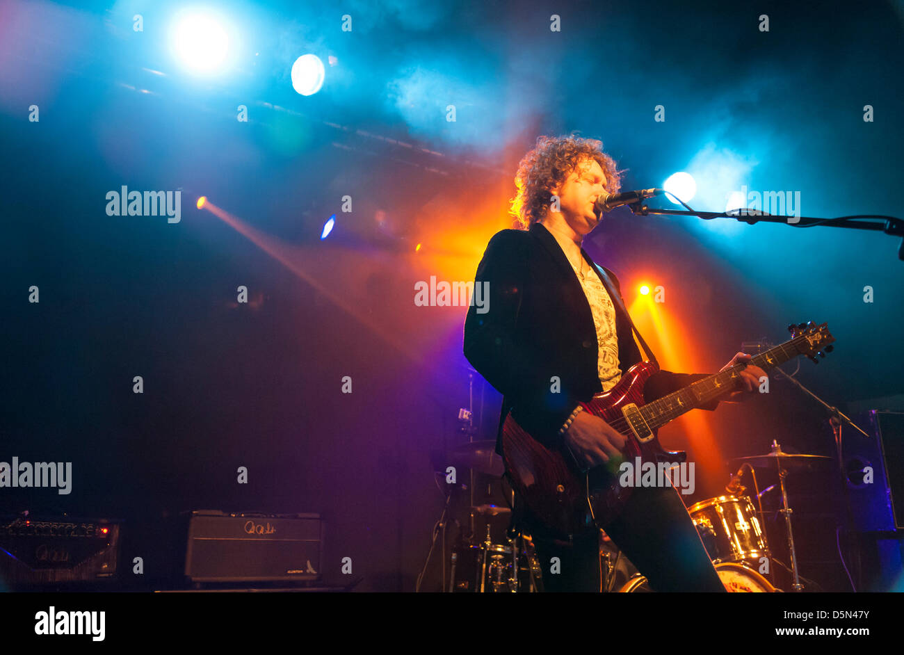 Londres, Royaume-Uni. Le 4 avril 2013. Grand guitariste de blues/rock Simon McBride sur scène au garage, London Le 4 avril 2013. Simon et son groupe sont en cours d'une tournée couvrant le Royaume-Uni et en Europe pour promouvoir son dernier album, Crossing the Line. Simon joue Paul Reed Smith guitars et amplificateurs et est l'un des principaux guitaristes de blues et de rock au Royaume-Uni à l'heure actuelle. Credit : Julian Eales /Alamy Live News Banque D'Images