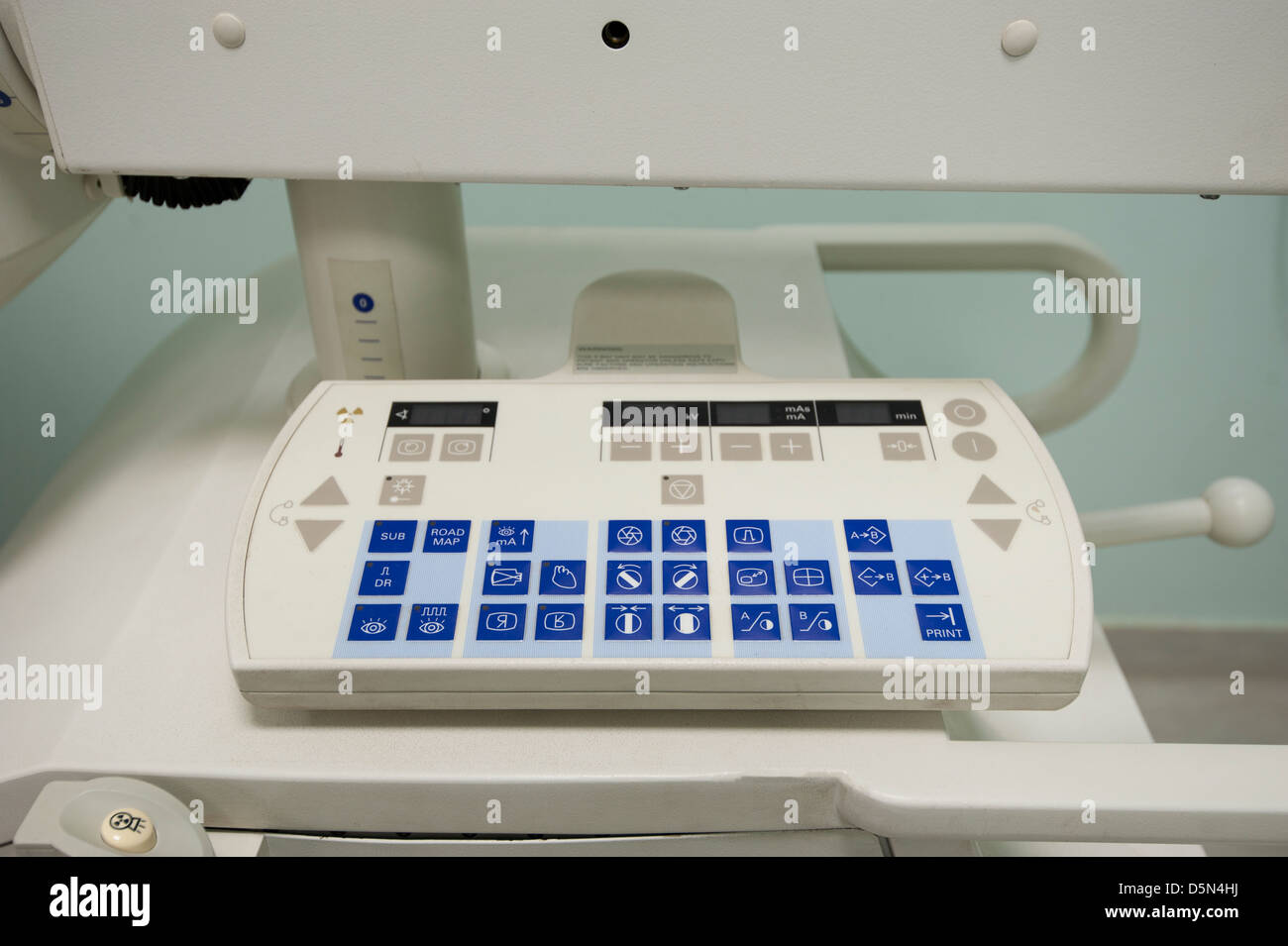 Gros plan du panneau de commande du scanner sur une machine en salle d'urgence de l'hôpital Banque D'Images