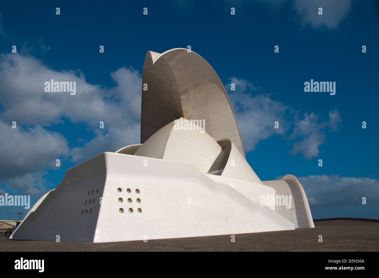 Auditorio de Tenerife (2003) par Santiago Calatrava dans la ville de Santa Cruz Tenerife island Iles Canaries Espagne Banque D'Images