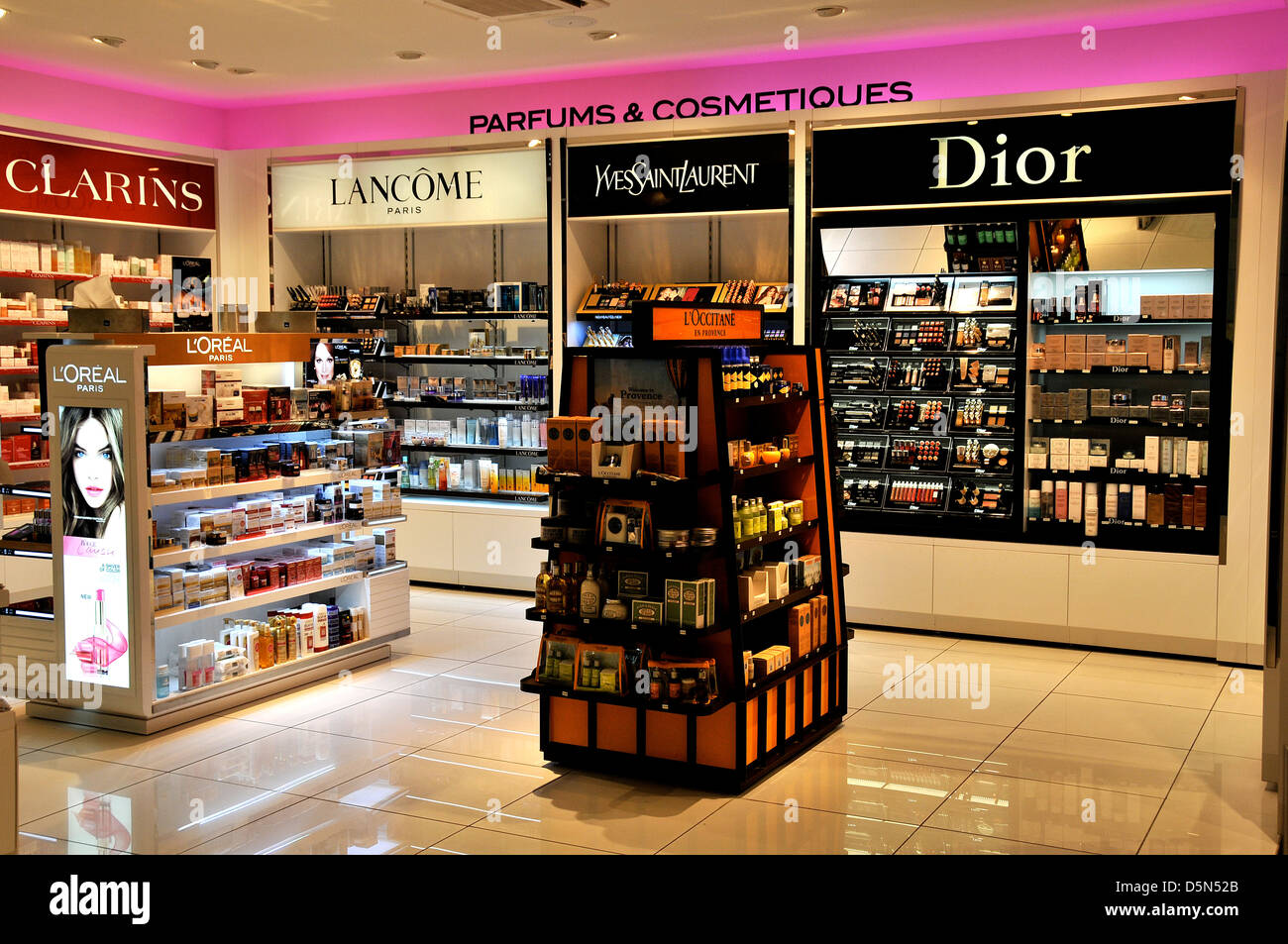 Parfums et cosmétiques boutique duty free shop de l