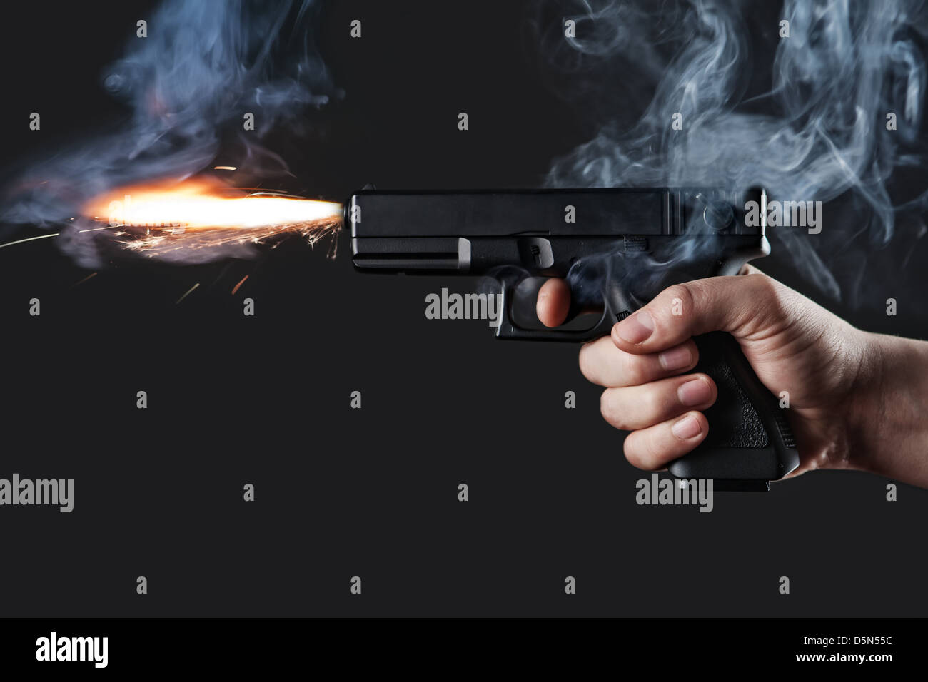 Coup de poing avec le feu et la fumée Banque D'Images