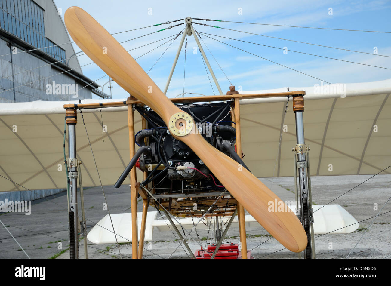 Copie du plan en bois, réplique du Blériot XI - le premier avion qui flied sur canal de la Manche. Banque D'Images