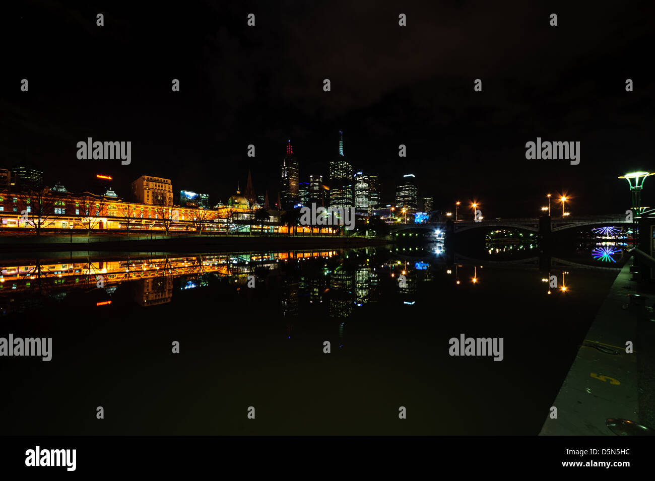 Une nuit d'été sur la rivière Yarra, au centre-ville de Melbourne, Australie. Banque D'Images