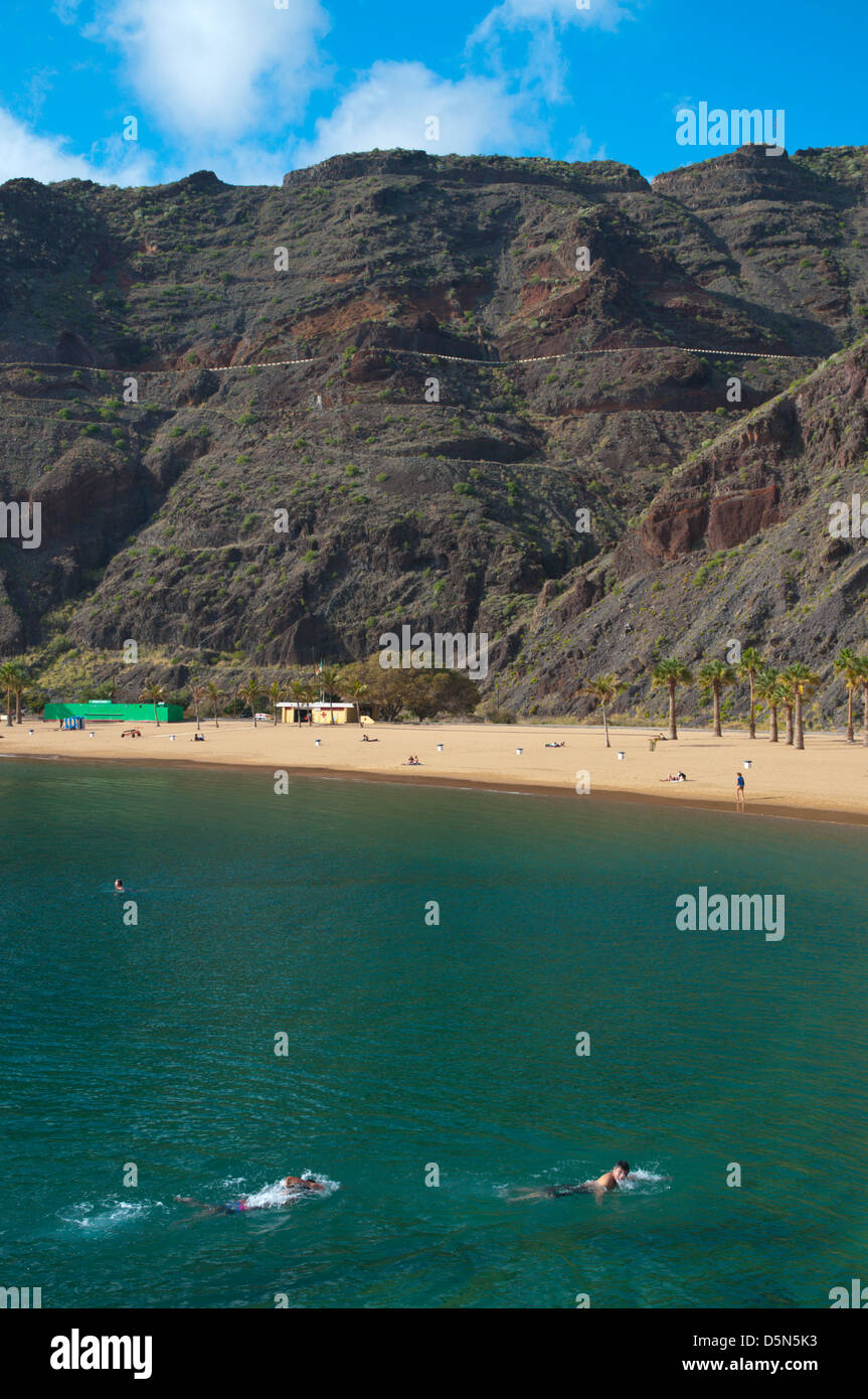 La natation de personnes en face de la plage Playa de Las Teresitas San Andres Tenerife island ville des îles Canaries Espagne Europe Banque D'Images
