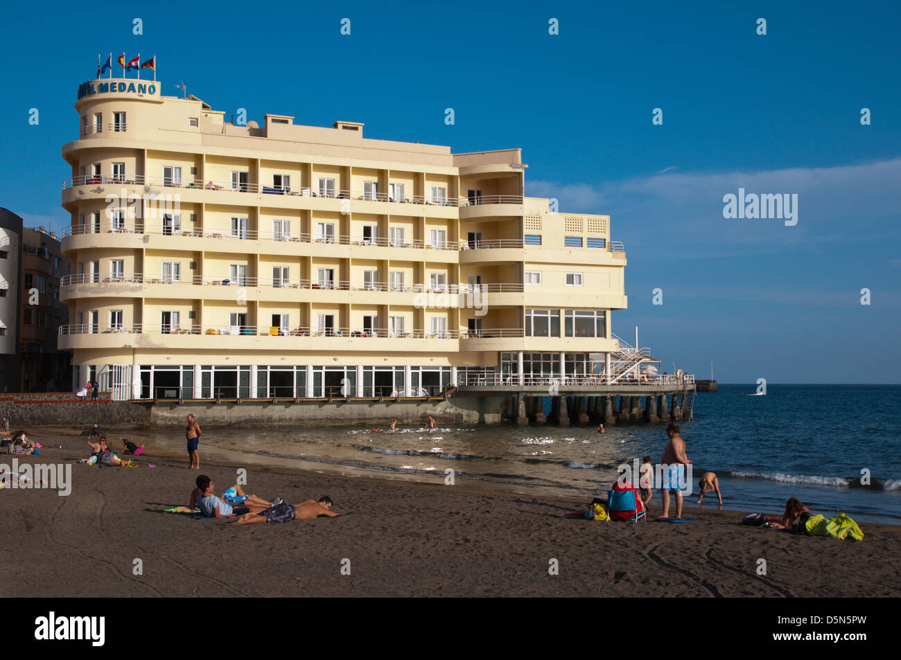 Playa del Médano plage en face de l'Hôtel Medano plage de la ville par ville El Medano Tenerife island les Îles Canaries Espagne Europe Banque D'Images