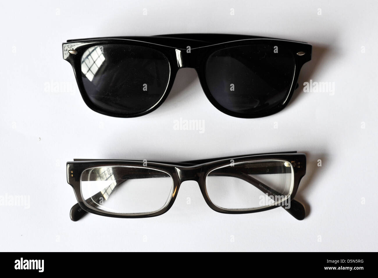 Verres photographiés en studio sur un fond blanc. Banque D'Images