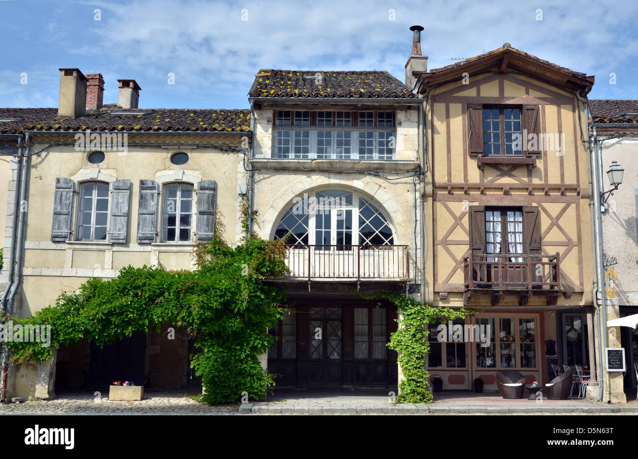 Petites maisons entourent le marché de bastide médiévale village Labastide d'Armangnac dans le sud-ouest de la France. Bastide villages sont des villages fortifiés avec un plan au sol rectangulaire. Banque D'Images