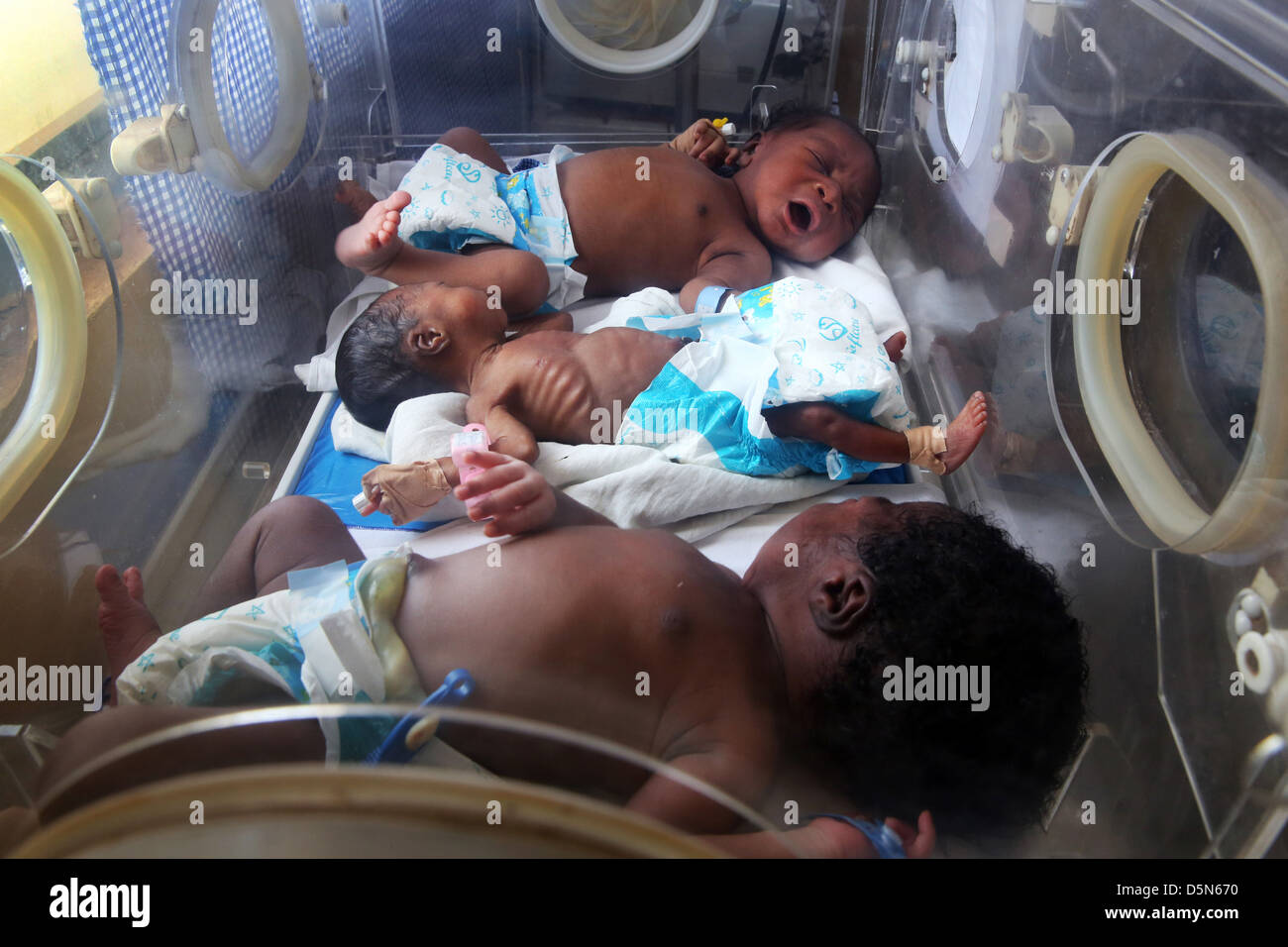 Les bébés prématurés nouveau-nés dans le domaine de la maternité de l'Hôpital Holy Family à Techiman, Ghana Banque D'Images