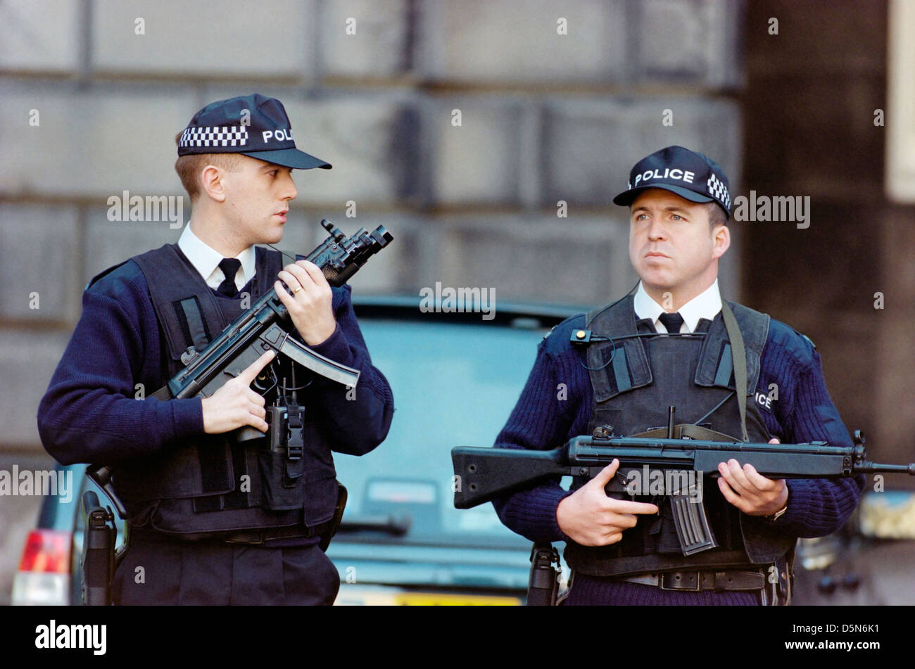 La police armée a déployé à l'extérieur de la Haute Cour à Édimbourg Banque D'Images
