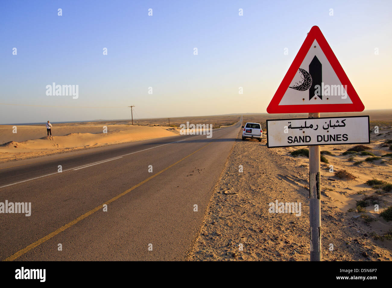 Les dunes de signer avec road et 4x4 au milieu du désert en Oman sur la Route 35 - la route 'Dunes' Banque D'Images