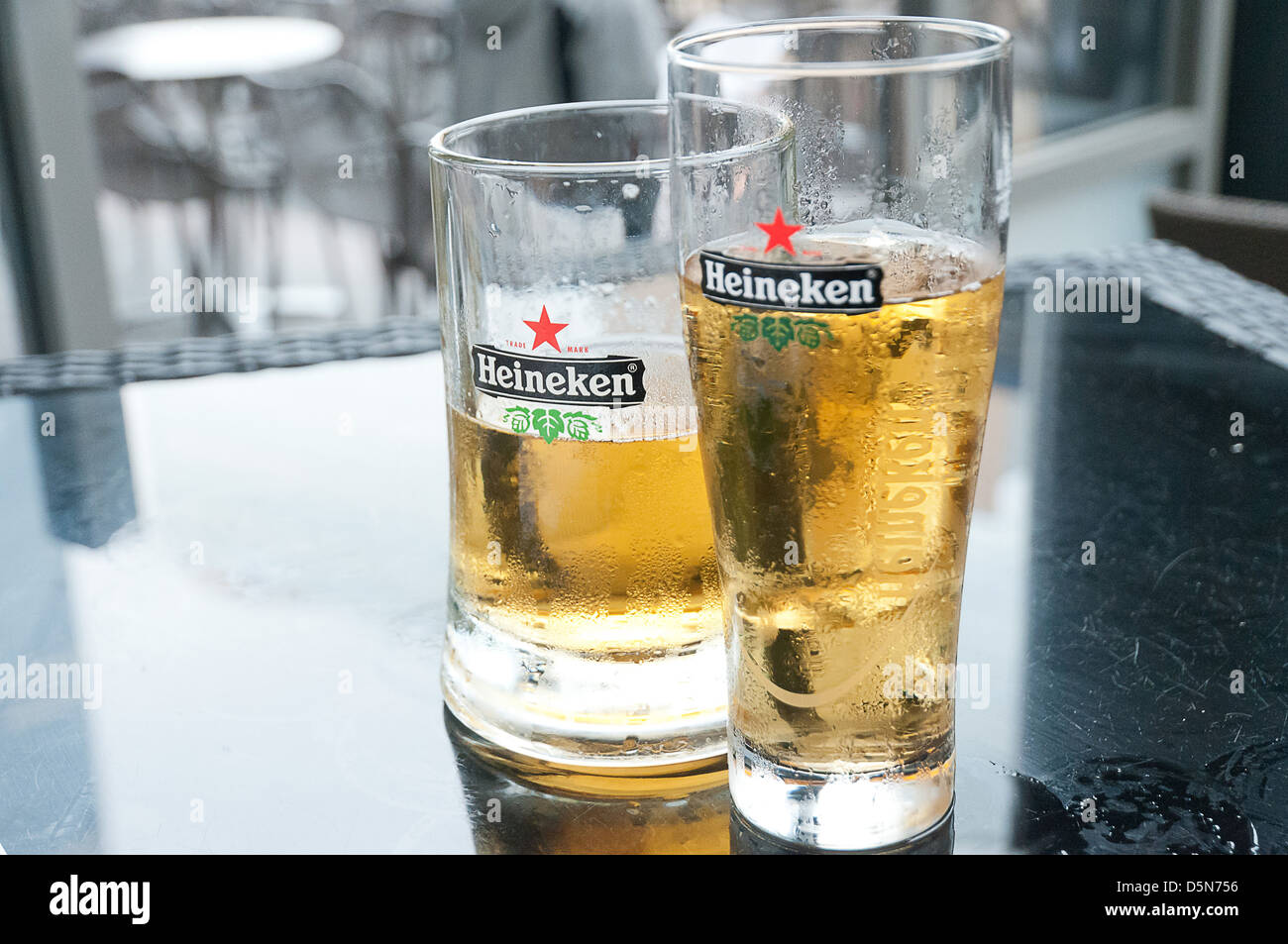 Deux Verres De Biere Sur Une Terrasse D Hiver De Bruxelles Capitale De La Belgique Photo Stock Alamy