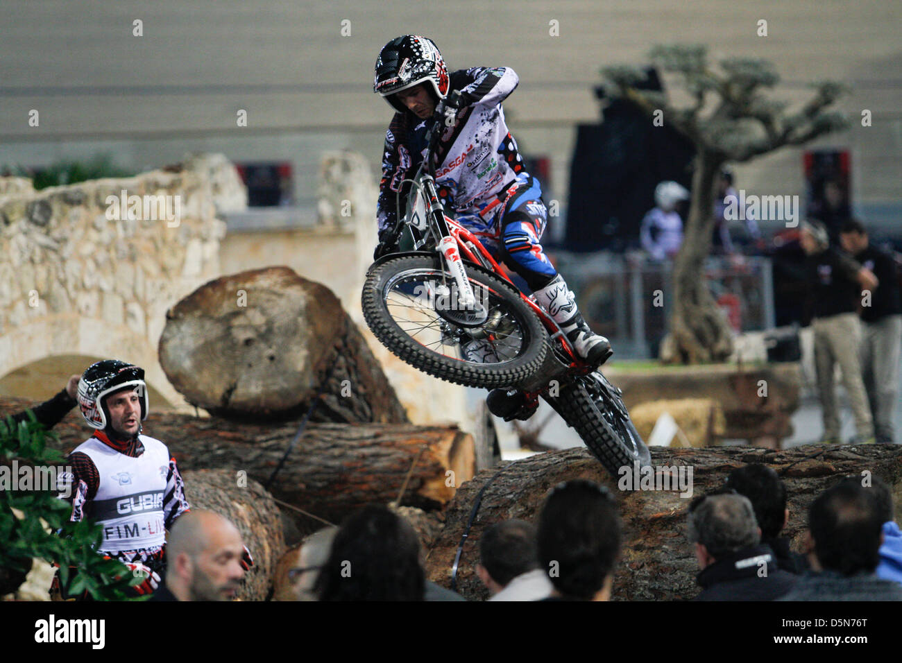 Un cavalier saute par dessus un obstacle lors d'une étape du championnat du Monde de trial dans l'île de Majorque Banque D'Images