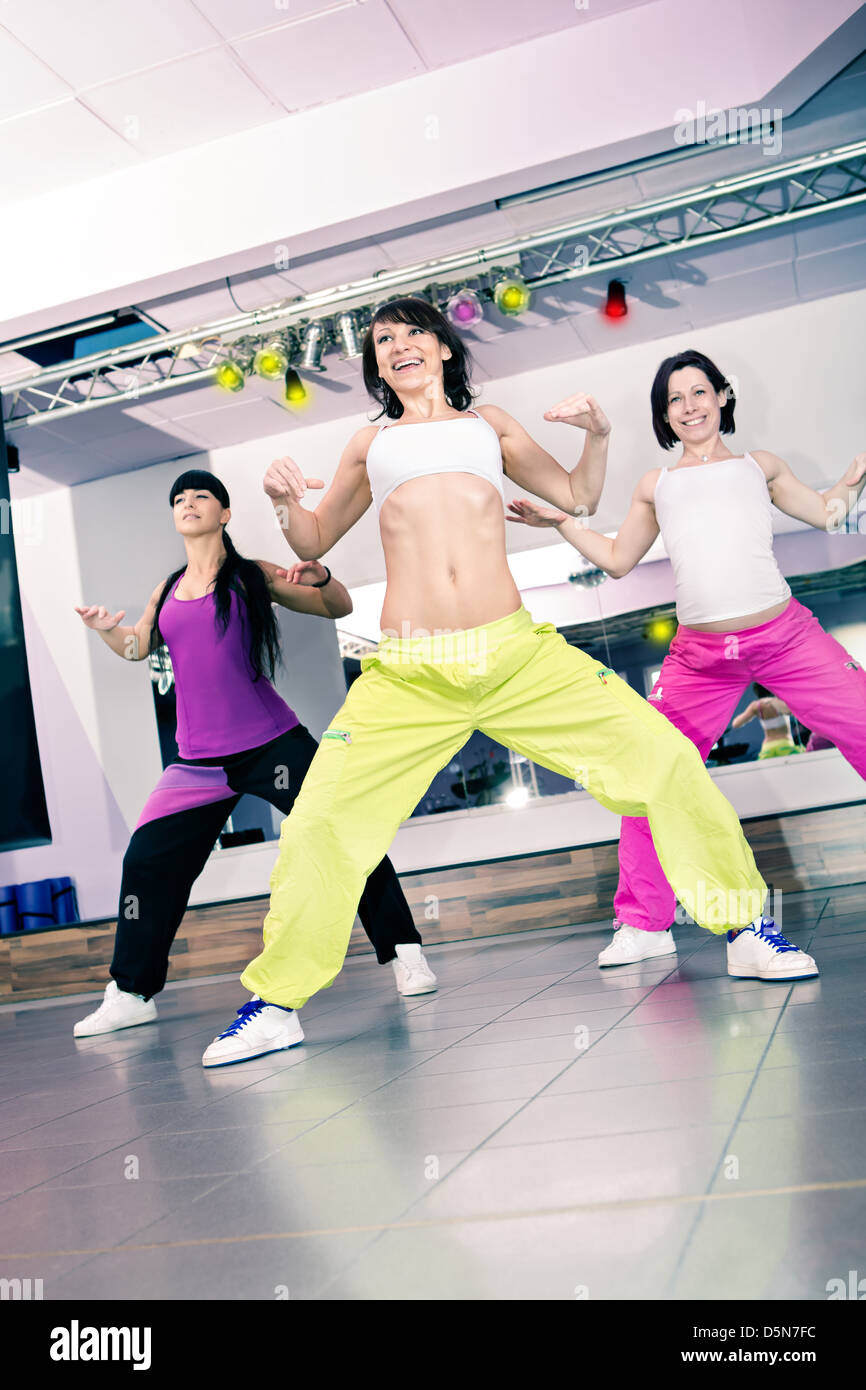 Les jeunes femmes dans le sport à une robe et l'exercice aérobie zumba Banque D'Images