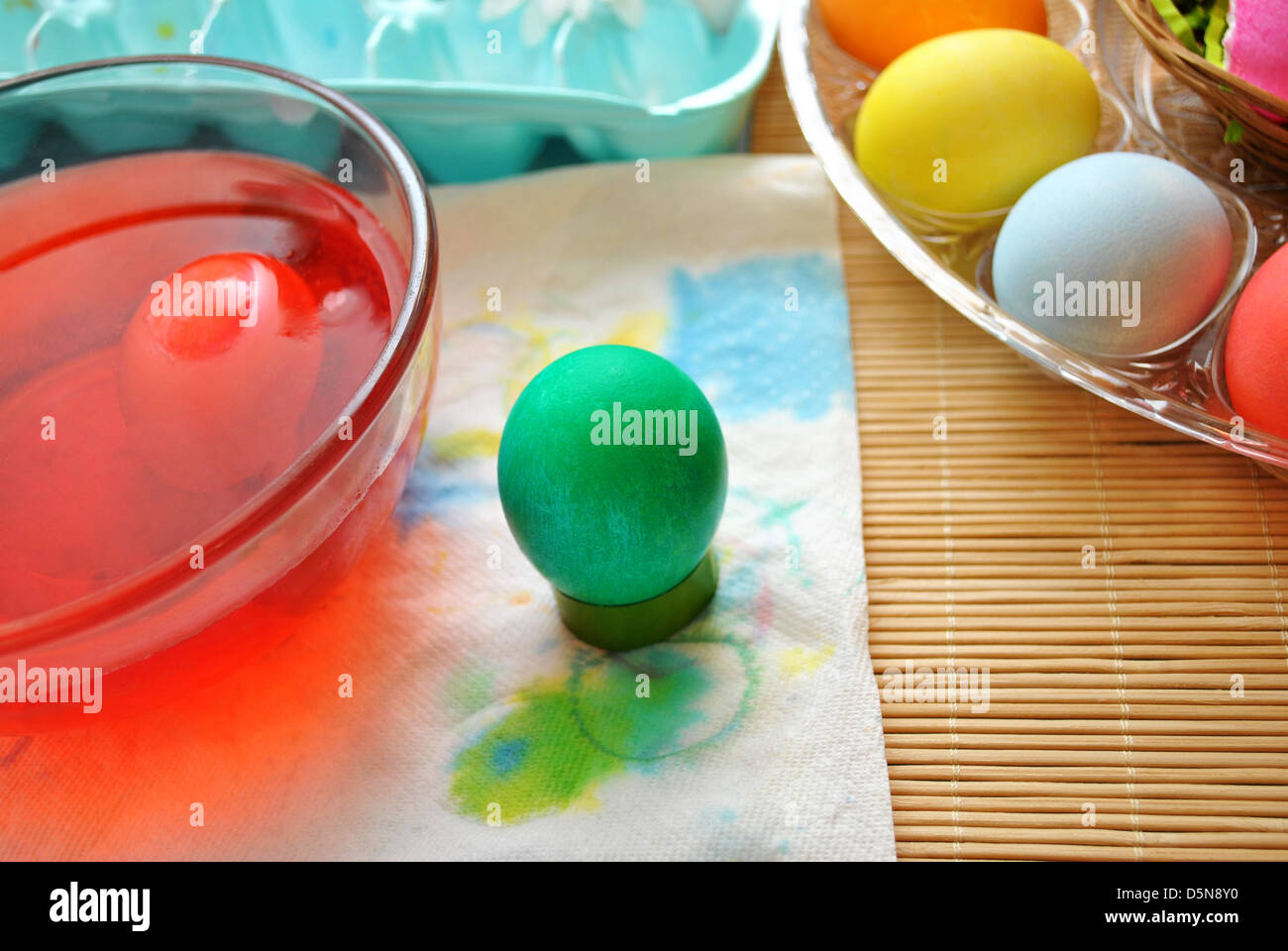 La coloration des oeufs de Pâques en désordre Banque D'Images